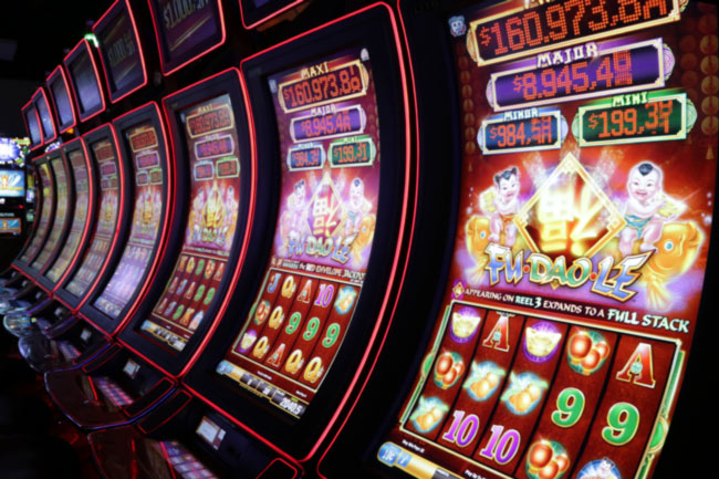 Gran variedad de máquinas y juegos en Hollywood Constitución Casino